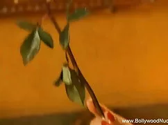 বড় সুন্দরী মহিলা বে ...