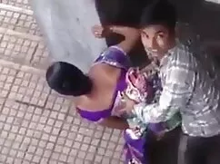 দ্বৈত মেয়ে ও এক ভিড ...