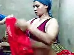 সে ওর পিছে আসছে, বিগ ...